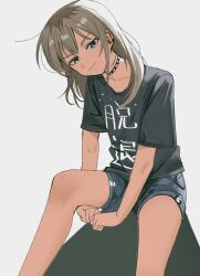  1girl black_choker black_shirt blue_shorts choker commentary earclip girls_band_cry grey_eyes grey_hair haidao_mao highres kawaragi_momoka long_hair multicolored_hair roots_(hair) shikai_no_sumi_kuchiru_oto shirt short_sleeves shorts solo 
