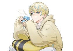  1boy :3 absurdres aragi_suisei blonde_hair blue_eyes blue_hair closed_mouth coffee_mug commentary_request cup drawstring earrings hair_between_eyes hands_up hibachi_mana highres holding holding_cup hood hood_down hoodie jewelry long_sleeves male_focus mug multicolored_eyes multicolored_hair nijisanji pants shirt short_hair sitting sleeves_past_wrists smile solo steam streaked_hair stuffed_animal stuffed_bee stuffed_toy turtleneck virtual_youtuber white_pants white_shirt yellow_eyes yellow_hoodie 