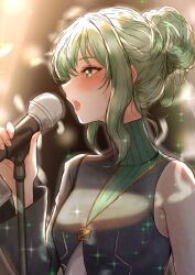  absurdres asymmetrical_jacket bare_shoulders blunt_bangs blurry blurry_background blush green_eyes green_hair hair_bun highres holding holding_microphone microphone microphone_stand mikan_mizu music nah_(vtuber) open_mouth sidelocks singing single_sleeve sparkle spotlight virtual_youtuber zipper zipper_pull_tab 