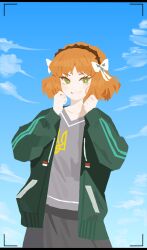  1girl arraf blue_sky bow brown_hairband cowboy_shot grey_jumpsuit grey_shirt grey_skirt grin hair_bow hairband hands_up highres ishmael_(project_moon) jumpsuit limbus_company looking_at_viewer nai_ga_(style) orange_hair project_moon rope shirt short_hair sidelocks skirt sky smile solo tryzub ukraine white_bow 