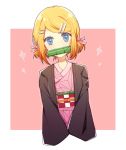  1girl bamboo bangs biting black_jacket blonde_hair blue_eyes checkered_obi commentary cosplay crossover hair_ornament hair_tie hairclip haori jacket japanese_clothes kagamine_rin kamado_nezuko kamado_nezuko_(cosplay) kimetsu_no_yaiba kimono looking_at_viewer mouth_hold obi pink_background pink_kimono sash short_hair solo sparkle swept_bangs upper_body vocaloid zimoow 