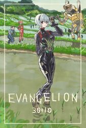  1boy 2girls ayanami_rei black_bodysuit blue_bodysuit blue_hair bodysuit commentary_request copyright_name eva_00 evangelion:_3.0+1.0_thrice_upon_a_time evangelion_(mecha) full_body green_theme hair_bun hand_on_own_hip highres ikari_shinji looking_at_viewer multiple_girls neon_genesis_evangelion one-eyed orange_hair outdoors pilot_suit rebuild_of_evangelion red_bodysuit red_eyes rice_paddy short_hair sky souryuu_asuka_langley takeuchi_ryousuke 