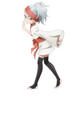  1girl anime_coloring asymmetrical_sleeves bell bent_over black_thighhighs blush breasts bridal_legwear closed_mouth earrings flat_chest from_side full_body grey_eyes grey_hair hair_between_eyes hand_up headband japanese_clothes jewelry kimono kunoichi_tsubaki_no_mune_no_uchi long_sleeves looking_at_viewer medium_hair ninja obi official_art okuda_yousuke open_hand orange_sash ponytail red_headband sash simple_background smile solo standing tachi-e thigh-highs toeless_legwear transparent_background tsurime uikyou_(kunoichi_tsubaki_no_mune_no_uchi) white_kimono wide_sleeves 