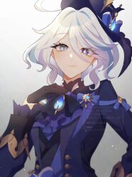  1girl ascot black_gloves blue_ascot blue_brooch blue_eyes blue_gemstone blue_hat blue_jacket blue_streaks breasts brooch closed_mouth commentary_request double-parted_bangs furina_(genshin_impact) gem genshin_impact gloves hair_between_eyes hand_up hat jacket jewelry long_sleeves looking_at_viewer mismatched_pupils multicolored_hair muutsurose short_hair simple_background small_breasts smile solo streaked_hair upper_body watermark white_background white_hair 