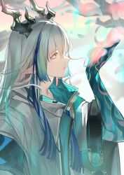  1boy absurdres aqua_hair arknights arm_up blue_hair chinese_commentary commentary_request grey_shirt highres horns long_hair male_focus multicolored_hair parted_lips pointy_ears profile san_jin_(xinjinjumin1962849) shirt solo upper_body white_hair wide_sleeves yellow_eyes yi_(arknights) 