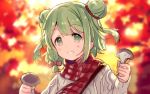  1girl aran_sweater autumn_leaves bangs blurry blurry_background blush_stickers bow braid commentary_request depth_of_field double_bun eyebrows_visible_through_hair green_eyes green_hair grin hair_bow holding meito_(maze) morinaka_kazaki mushroom nijisanji red_bow red_scarf scarf side_braid smile solo sweater upper_body virtual_youtuber white_sweater 