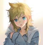  1boy backlighting blonde_hair blue_eyes blue_shirt blurry blurry_background commentary expressionless holding holding_towel kagamine_len light_blush looking_at_viewer male_focus naoko_(naonocoto) parted_lips shirt short_hair solo spiky_hair sunlight towel upper_body vocaloid water_drop wet wet_hair window 