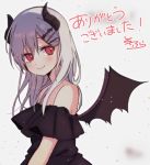 1girl bangs bare_shoulders bat_hair_ornament bat_wings black_dress black_wings blurry blush closed_mouth commentary_request curled_horns demon_girl demon_horns demon_wings dress eyebrows_behind_hair fang fang_out from_side grey_background grey_hair hair_between_eyes hair_ornament hairclip highres horns long_hair looking_at_viewer looking_to_the_side original red_eyes signature smile sofra solo strapless strapless_dress translation_request upper_body wings 