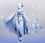  1girl black_hairband blue_bow blue_eyes bonim bow full_body grey_background hairband highres japanese_clothes kimono looking_at_viewer original shards silver_hair solo standing twitter_username white_bow wide_sleeves yuki_onna 
