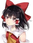  1girl ascot bangs bare_shoulders black_hair blush bow brown_eyes collarbone commentary_request detached_sleeves eyebrows_visible_through_hair frilled_shirt_collar frills hair_between_eyes hair_bow hair_tubes hakurei_reimu head_tilt looking_at_viewer raki_(for03ge) red_bow short_hair sidelocks simple_background smile solo touhou upper_body white_background yellow_neckwear 