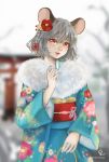  1girl alternate_costume alternate_hairstyle animal_ears bare_tree blue_kimono blurry blurry_background braid commentary_request cowboy_shot day depth_of_field floral_print flower grey_hair hair_between_eyes hair_flower hair_ornament hand_on_own_chest head_tilt highres hoshiringo0902 japanese_clothes kimono light_smile lips looking_at_viewer mouse_ears nazrin new_year obi outdoors parted_lips red_eyes sash short_hair side_braid signature solo standing standing_on_one_leg stole thick_eyebrows torii touhou tree twitter_username 
