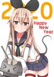  &gt;_&lt; 1girl 2020 black_hairband blonde_hair blue_skirt blush brown_eyes closed_mouth collarbone commentary_request elbow_gloves gloves hair_between_eyes hairband happy_new_year highres kantai_collection long_hair looking_at_viewer mouse_tail new_year pleated_skirt rensouhou-chan shimakaze_(kantai_collection) simple_background skirt smile striped striped_legwear tail thigh-highs tiemu_(man190) white_background white_gloves zettai_ryouiki 
