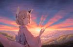  1girl back_bow bangs bigrbear blonde_hair bow clouds gradient_sky green_eyes headgear highres horizon japanese_clothes kimono large_bow looking_at_viewer looking_back original outdoors parted_lips pink_kimono purple_bow short_hair sky smile solo sun sunlight sunrise upper_body yukata 