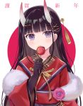  1girl azur_lane bangs black_gloves black_hair blunt_bangs blush candy_apple closed_mouth commentary_request eyebrows_visible_through_hair food gloves hair_ornament hairclip holding holding_food horns japanese_clothes kimono long_hair long_sleeves looking_at_viewer noshiro_(azur_lane) noshiro_(uncharted_festival_grounds?)_(azur_lane) oni oni_horns red_background red_kimono riria_(happy_strawberry) solo translation_request two-tone_background upper_body violet_eyes white_background wide_sleeves x_hair_ornament 