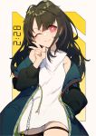  1girl arm_up bangs bare_shoulders black_hair blush c-ms_(girls_frontline) closed_mouth collar collared_dress dress eyebrows_visible_through_hair girls_frontline highres jacket long_hair long_sleeves looking_at_viewer messy_hair mole mole_under_eye off_shoulder one_eye_closed open_clothes pocket red_eyes simple_background single_thighhigh smile solo thigh-highs thigh_strap upper_body v white_dress younger zhang492382336 