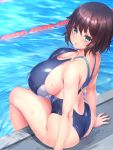  1girl aqua_eyes ass bangs blush breasts brown_hair competition_swimsuit courreges_axel from_side huge_breasts one-piece_swimsuit original pool poolside short_hair sitting soaking_feet solo swimsuit tazukichi wet 