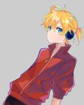  1boy absurdres blonde_hair blue_eyes casual dutch_angle expressionless grey_background headphones highres jacket kagamine_len looking_at_viewer male_focus note55885 red_jacket short_ponytail solo upper_body v-shaped_eyebrows vocaloid zipper 