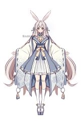  1girl aki_(sasucchi95) animal_ears arms_at_sides artist_name bare_shoulders bell blue_bow blue_sandals blush bow closed_mouth commentary detached_collar double-parted_bangs english_commentary full_body grey_hair hair_between_eyes hair_bow highres japanese_clothes kimono kneehighs legs_together long_hair long_sleeves looking_at_viewer off_shoulder original petticoat platform_sandals pom_pom_(clothes) rabbit_ears rabbit_girl red_eyes sandals sasucchi95 simple_background smile socks solo standing straight-on very_long_hair white_background white_kimono white_socks wide_sleeves yellow_bow 