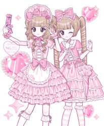  2girls accurate_lolita_coord apron blonde_hair bonnet bow cellphone closed_umbrella commentary cowboy_shot curly_hair decoden dress drill_hair fashion flat_chest flip_phone frilled_dress frills gem gloves hair_bow highres hime_lolita holding holding_phone holding_umbrella lolita_fashion long_hair multiple_girls one_eye_closed original phone pink_bow pink_dress pink_theme ringlets simple_background socks standing striped_clothes striped_socks sweet_lolita symbol-only_commentary twin_drills two_side_up umbrella v very_long_hair watermark white_apron white_background white_gloves white_socks yuni_(s_ribbon) 