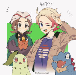  &gt;_&lt; 1boy 1girl ahoge blonde_hair blue_eyes blue_shirt blush brown_eyes brown_hair brown_jacket chikorita closed_eyes closed_mouth fangs green_jacket harmony_(pokemon) hat highres holding holding_pokemon jacket leaf long_sleeves looking_at_viewer nohaebppiuleppi one_eye_closed open_clothes open_jacket open_mouth pokemon pokemon_(creature) pokemon_legends:_z-a red_eyes sharp_teeth shirt short_hair smile starter_pokemon_trio striped_hat teeth tepig totodile upper_body urbain_(pokemon) white_hat 