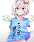  1girl amane_kanata angel_wings blue_hair blue_shirt blurry blurry_background blush closed_mouth depth_of_field hair_between_eyes halo highres hololive looking_at_viewer multicolored_hair pink_hair print_shirt shirt short_hair short_sleeves shuuzo3 silver_hair simple_background smile solo streaked_hair t-shirt upper_body violet_eyes virtual_youtuber wings 