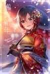  1girl bangs black_gloves brown_hair commentary_request eyebrows_visible_through_hair floral_print flower gloves hair_flower hair_ornament holding holding_umbrella japanese_clothes kimono looking_at_viewer red_eyes red_kimono redhead ruby_rose rwby short_hair slee smile solo translation_request umbrella 