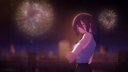 1girl absurdres aerial_fireworks black_ribbon black_shorts blurry blurry_background box_(bagsang59049289) chainsaw_man closed_mouth fence fireworks green_eyes hair_between_eyes hair_bun highres night outdoors outstretched_arm purple_hair purple_shirt reze_(chainsaw_man) ribbon shirt shirt_tucked_in shorts smile solo wooden_fence 