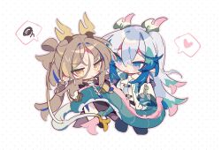  2boys arknights blush brothers brown_hair chibi commentary dragon_boy dragon_horns dragon_tail frown heart holding_another&#039;s_tail horns jacket ji_(arknights) long_hair looking_at_another multicolored_hair multiple_boys open_mouth outline polka_dot polka_dot_background ponytail siblings simple_background smile spoken_heart spoken_squiggle squiggle streaked_hair symbol-only_commentary tail white_background white_jacket yi_(arknights) ym_dpl 