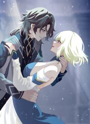  1boy 1girl arched_back bags_under_eyes black_shirt blonde_hair blue_dress blue_eyes blue_sleeves breasts closed_mouth coat couple curtained_hair detached_sleeves dress fingernails genshin_impact green_eyes grey_coat grey_hair hair_intakes hand_on_another&#039;s_back hand_on_another&#039;s_nape hand_on_another&#039;s_shoulder hetero highres large_breasts layered_dress leaning_back long_sleeves looking_at_another open_clothes open_coat open_mouth rerir_(genshin_impact) shirt sideboob sideways_mouth smile tholindis_(genshin_impact) tsurime ubeesun white_dress white_sleeves 