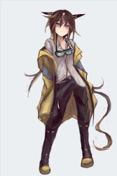  1girl animal_ears black_boots black_hair black_pants boots breasts brown_hair closed_mouth coat ear_covers full_body goggles goggles_around_neck hair_between_eyes horse_ears horse_girl horse_tail long_hair looking_at_viewer multicolored_hair open_clothes open_coat pants ponytail shirt simple_background solo stay_gold_(umamusume) streaked_hair tail torn_clothes torn_pants umamusume violet_eyes white_hair yanagi_wakana yellow_coat 