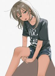  1girl black_choker black_shirt blue_shorts chinese_commentary choker closed_mouth commentary_request earclip girls_band_cry grey_eyes grey_hair haidao_mao highres kawaragi_momoka long_hair multicolored_hair roots_(hair) shikai_no_sumi_kuchiru_oto shirt short_sleeves shorts solo tongue tongue_out 