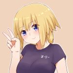  1girl bangs blonde_hair blush breasts brown_background closed_mouth clothes_writing eyebrows_visible_through_hair fate/grand_order fate_(series) hair_between_eyes hand_up head_tilt i.u.y jeanne_d&#039;arc_(fate) jeanne_d&#039;arc_(fate)_(all) long_hair looking_at_viewer medium_breasts outline purple_shirt shirt short_sleeves sidelocks smile solo upper_body v violet_eyes white_outline 