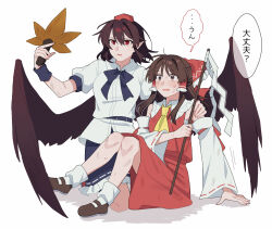  2girls ascot belt bird_wings black_bow black_bowtie black_skirt bobby_socks bow bowtie brown_eyes brown_hair brown_shoes brown_wings collared_shirt commentary_request detached_sleeves frilled_bow frilled_hair_tubes frills gohei hair_bow hair_tubes hakurei_reimu hand_on_another&#039;s_shoulder hat hauchiwa highres holding holding_gohei long_hair mary_janes multiple_girls open_mouth pointy_ears puffy_short_sleeves puffy_sleeves red_bow red_eyes red_hat red_skirt ribbon-trimmed_sleeves ribbon_trim sakic43899 shameimaru_aya shirt shoes short_sleeves skirt skirt_set socks speech_bubble sweat tokin_hat touhou translation_request white_shirt white_socks wings yellow_ascot 