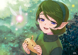  1girl blue_eyes bush commentary_request fairy green_hair green_hairband hairband hal_(sakurajam) highres instrument navi ocarina open_mouth pointy_ears portrait saria_(zelda) short_hair signature smile solo the_legend_of_zelda the_legend_of_zelda:_ocarina_of_time turtleneck 
