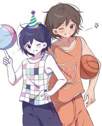  2boys ;d ahoge back-to-back ball bare_arms bare_shoulders basketball_(object) beachball black_hair black_shorts blush brown_eyes brown_hair checkered_clothes checkered_shirt collarbone colored_skin commentary_request cowboy_shot double-parted_bangs dual_persona elbow_carry grin hair_behind_ear hair_between_eyes hand_in_pocket hand_on_own_hip hat highres holding holding_ball holding_beachball index_finger_raised kel_(faraway)_(omori) kel_(headspace)_(omori) kel_(omori) korean_commentary looking_at_viewer multiple_boys notice_lines omori one_eye_closed orange_pants orange_tank_top pants party_hat shirt short_hair shorts simple_background sleeveless sleeveless_shirt smile standing star_(symbol) striped_hat tank_top violet_eyes white_background white_skin wktdms1 