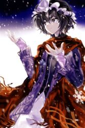  1other androgynous black_hair black_hat black_shirt chinese_commentary closed_mouth collared_shirt commentary_request cowboy_shot english_commentary frilled_headwear fringe_trim gradient_sky hair_between_eyes happy hat high_collar highres jacket len&#039;en long_sleeves looking_ahead mixed-language_commentary mob_cap night night_sky open_clothes open_jacket other_focus outdoors pink_arm_warmers purple_jacket red_scarf scarf shirt shitodo_kuroji short_hair shorts sky smile snowflakes snowing solo standing triangular_headpiece violet_eyes white_shorts winter yancao_(pixiv_103434280) zipper 