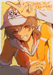  2025 :d adam&#039;s_apple arm_up baseball_cap border brown_eyes brown_hair character_name clothes_writing collarbone commentary_request dark-skinned_male dark_skin dated drawstring english_commentary english_text eyes_visible_through_hair grey_border grey_hat grey_hoodie grin happy_birthday hat highres holding hood hood_down hoodie kel_(birthday)_(omori) kel_(faraway)_(omori) kel_(omori) layered_sleeves leaning_forward long_sleeves looking_at_viewer low_ponytail marutamao0 mixed-language_commentary official_alternate_costume official_alternate_hairstyle omori orange_shirt outside_border ponytail puffy_long_sleeves puffy_sleeves puzzle_piece shirt short_hair short_over_long_sleeves short_ponytail short_sleeves simple_background smile upper_body v v-shaped_eyebrows yellow_background 