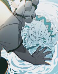  1boy aotu_world bubble chinese_commentary clenched_teeth covered_eyes crying gloves green_headband hair_over_eyes hair_tubes headband highres kayu_(yukagoin) kneeling multicolored_headband palos_(aotu_world) reflection reflective_liquid ripples shirt short_sleeves solo tears teeth water white_hair white_shirt yellow_headband 