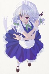  1girl anainoyume apron between_fingers bow braid dress from_above green_bow grey_hair highres holding holding_knife izayoi_sakuya kneehighs knife knives_between_fingers long_hair maid maid_apron maid_headdress red_eyes ribbon shoes simple_background socks solo touhou twin_braids waist_apron white_background 