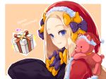  1girl abigail_williams_(fate/grand_order) alternate_headwear bangs black_dress blonde_hair blue_eyes blush bow box brown_background capelet christmas closed_mouth commentary_request dress ears_through_headwear fate/grand_order fate_(series) forehead fur-trimmed_capelet fur-trimmed_headwear fur_trim gift gift_box hair_bow hands_up hat heart highres long_hair long_sleeves merry_christmas object_hug orange_bow outline panco_neco parted_bangs polka_dot polka_dot_bow purple_bow red_capelet red_headwear santa_hat sleeves_past_fingers sleeves_past_wrists smile solo stuffed_animal stuffed_toy teddy_bear two-tone_background upper_body white_background white_outline 