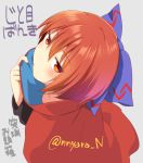  1girl artist_name bangs blue_bow blush bow cape commentary_request eyebrows_visible_through_hair grey_background hair_between_eyes hair_bow head_tilt high_collar highres long_sleeves looking_at_viewer nnyara red_cape red_eyes redhead sekibanki short_hair simple_background solo touhou translation_request twitter_username upper_body 