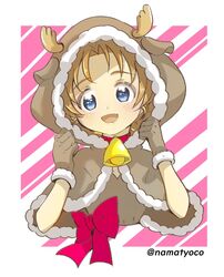  1girl animal_costume animal_hood bangs bell bell_collar blue_eyes bow braid brown_capelet brown_gloves brown_shirt capelet christmas clenched_hands collar commentary cropped_torso diagonal-striped_background diagonal_stripes fur-trimmed_capelet fur_trim girls_und_panzer gloves highres hood hood_up hooded_capelet looking_at_viewer namatyoco open_mouth orange_hair orange_pekoe_(girls_und_panzer) parted_bangs pink_background red_bow red_collar reindeer_costume reindeer_hood shirt short_hair smile solo striped striped_background tied_hair twintails upper_body 