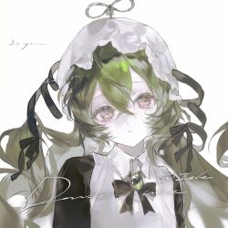  1girl apron black_bow black_dress black_ribbon bow bowtie brooch dress green_hair hair_between_eyes hair_bow hair_ornament hat heilanshuimuchu heterochromia highres jewelry long_hair looking_at_viewer maid mob_cap neck_ribbon original pink_eyes ribbon shirt simple_background solo upper_body white_apron white_background 