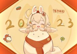  1girl 2023 animal animal_ear_hairband animal_ears blonde_hair blunt_bangs carrot_hair_ornament chibi chinese_commentary chinese_new_year chinese_zodiac clothed_animal clover clover_print commentary_request dated dodoco_(genshin_impact) fake_animal_ears flower_knot food food-themed_hair_ornament four-leaf_clover four-leaf_clover_print fox39367 fruit genshin_impact hair_between_eyes hair_ornament hair_ribbon hairband hairclip happy highres klee_(genshin_impact) long_hair new_year oversized_animal parallel_hairclips persimmon petting pointy_ears print_scarf rabbit_ear_hairband rabbit_ears red_hairband red_ribbon red_scarf ribbon scarf sidelocks signature year_of_the_rabbit yellow_background 