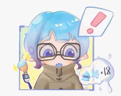  ! 1girl black-framed_eyewear blue_eyes blue_hair blue_tongue blunt_bangs brown_coat buttons coat collared_coat colored_tips colored_tongue double-parted_bangs fangs fox39367 gameplay_mechanics glasses high_collar highres long_sleeves looking_at_object multicolored_hair octoling octoling_girl octoling_player_character open_mouth outline pointy_ears short_hair solo sparkle speech_bubble splatoon_(series) splatoon_3 spoken_exclamation_mark squid surprised tentacle_hair upper_body weapon_request white_background yellow_outline 