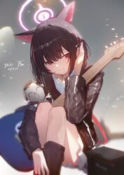  1girl absurdres black_hair black_jacket black_socks blue_archive commentary_request doodle_sensei_(blue_archive) gradient_background grey_background halo hand_on_own_ear highres jacket kazusa_(blue_archive) looking_at_viewer multicolored_hair pink_eyes pink_hair pink_halo sensei_(blue_archive) shirt skirt socks solo thighs two-tone_hair white_shirt white_skirt youzidmw 