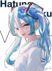  1girl absurdres blue_eyes blue_hair character_name commentary_request english_text eyeliner glowing glowing_hair gradient_hair hair_between_eyes hair_ornament hairclip hatsune_miku highres hood hood_down hoodie long_hair looking_at_viewer makeup multicolored_hair parted_lips red_eyeliner sidelocks signature smile solo striped_background tsukiaka102 twintails upper_body vocaloid white_background white_hoodie 