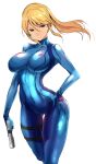  1girl bangs blonde_hair blue_bodysuit blue_eyes bodysuit breasts closed_mouth covered_navel hair_between_eyes hand_on_hip highres large_breasts long_hair looking_at_viewer metroid mole mole_under_mouth paralyzer ponytail samus_aran sidelocks simple_background solo swept_bangs thigh_strap thighs tokiwa_midori_(kyokutou_funamushi) white_background zero_suit 