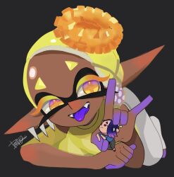  2girls blonde_hair colored_eyelashes colored_fingertips colored_tongue commentary_request crop_top dark-skinned_female dark_skin earrings fangs frye_(deep_cut_outfit)_(splatoon) frye_(splatoon) holding holding_mini_person inkling isamu-ki_(yuuki) jewelry long_pointy_ears mini_person multiple_girls open_mouth pants pointy_ears purple_tongue shawl shiver_(splatoon) short_eyebrows splatoon_(series) splatoon_3 tentacle_hair tooth_earrings yellow_eyes yellow_shawl 
