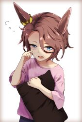  1girl adjusting_hair animal_ears blue_eyes brown_hair collarbone commentary_request d: forehead from_above hair_between_eyes half-closed_eyes highres holding holding_own_hair holding_pillow horse_ears horse_girl light_blush looking_at_viewer looking_up narita_taishin_(umamusume) open_mouth parted_hair partial_commentary pillow pink_shirt shiki_no_miko shirt short_hair short_sleeves simple_background sleepy solo squeans t-shirt umamusume upper_body waking_up wavy_mouth white_background yawning 